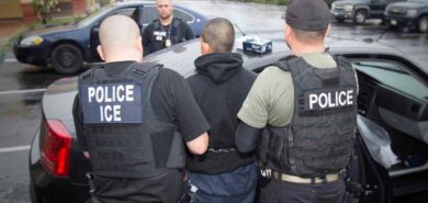Los agentes del Servicio de Inmigración y Control de Aduanas tienen órdenes de arrestar a cualquier indocumentado en el país