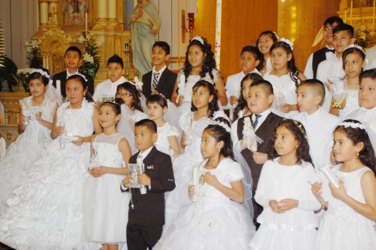50 niños hacen su primera comunión en la Parroquia Holy Redeemer LA