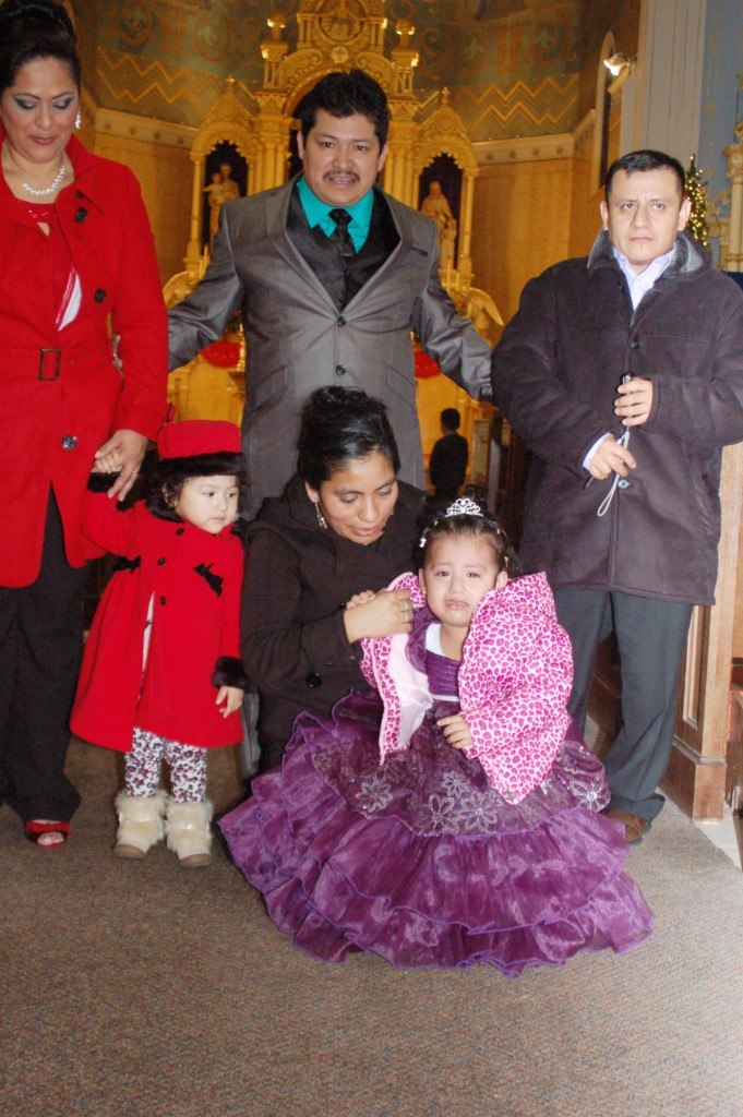 Presentación de la niña Navia Salas Velasco por sus padres Agripino y Lourdes Salas y sus padrinos Francisco Hernández y Araceli Araiza, en la Parroquia Holy Redeemer de Madison, Wisconsin.