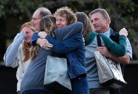Luego de la matanza, los profesores se abrazan y lloran luego que se les permitiera regresar al Umpqua Community College en Roseburg, Oregon.