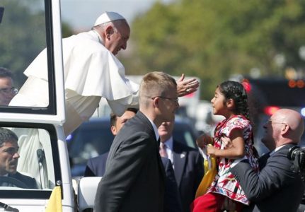 La pequeña Shopie Cruz, una niña de cinco años hija de inmigrantes mexicanos viajó desde California para  convertirse por azar en la protagonista del primer paseo del Papa Francisco por Washington.