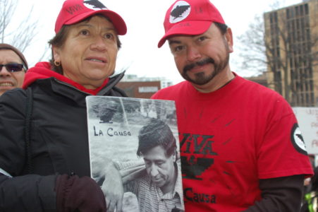 Los hermanos Ramona y Rolando Villareal, cuando niños  acompañaron a sus padres y a Cesar Chávez en el esfuerzo por dotar de dignidad a los hispanos de Estados Unidos.  Hoy continúan activos en toda lucha justa y buena.
