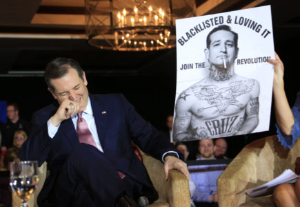 Ted Cruz ganó primaria republicana en Wisconsin. El candidato presidencial republicano ríe cuando se le muestra un poster que le hicieran sus adherentes durante un evento de campaña el miércoles 30 de marzo en Madison.