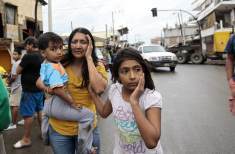 “Cifra oficial de fallecidos sube a 233. Barrio Tarqui de Manta muy afectado. Pedernales destruido”, escribió el presidente Correa en su cuenta de Twitter el mismo domingo 17. 