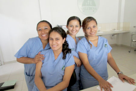 Equipo de enfermeras del “Hesburgh Hospital” en la región de Pichincha, inaugurado el 2015 para una comunidad que donde 25% de la población vive con menos de 4 dólares diarios. Hoy necesitan nuestra ayuda. 