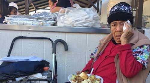 Foto: María Luisa Ayala, una anciana sin hogar recibió un plato de comida por el Día de Acción de Gracias en la parroquia de la Placita Olvera  (Foto: Araceli Martínez/La Opinión)