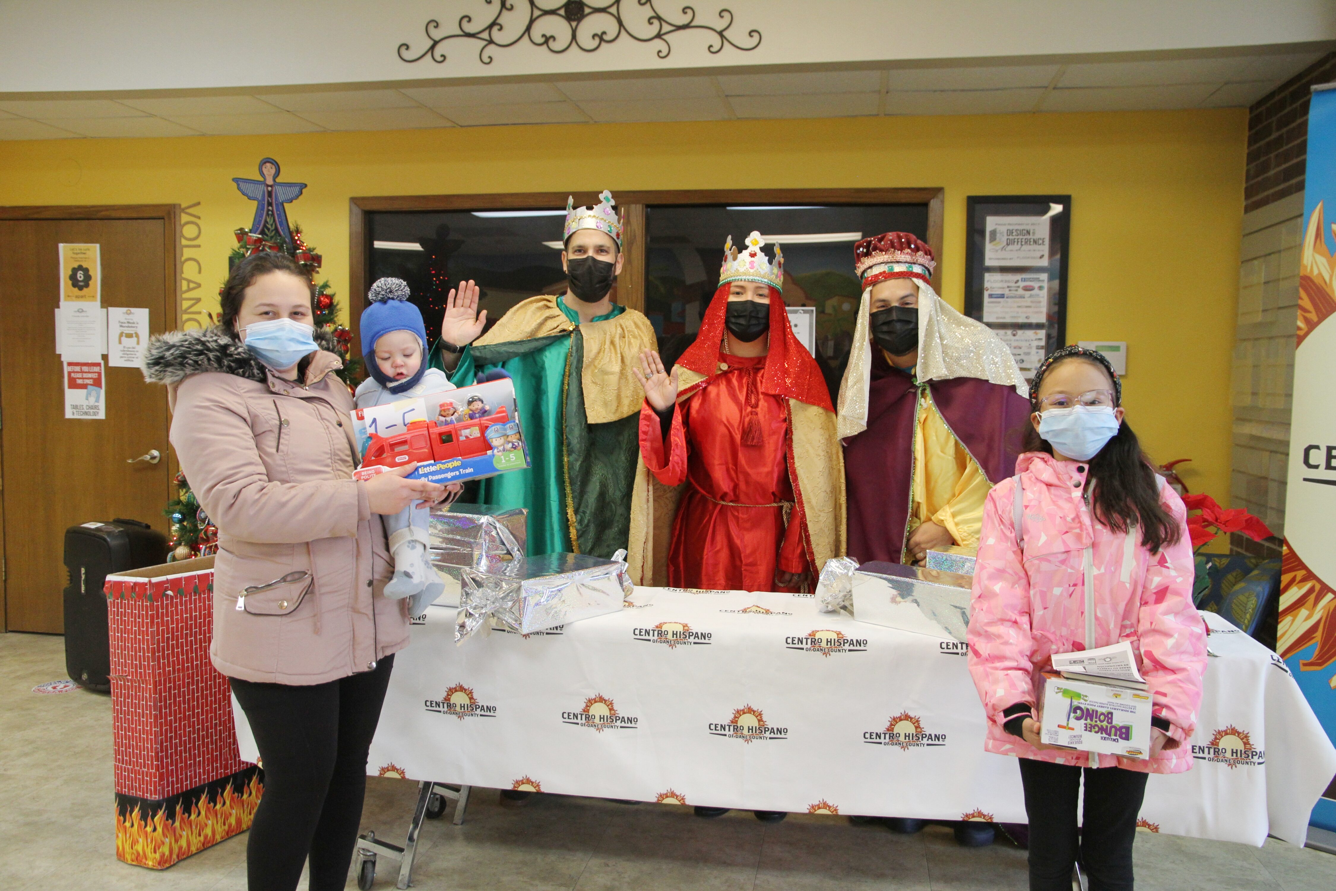 Reyes Magos visitan Centro Hispano para entregar juguetes a los niños