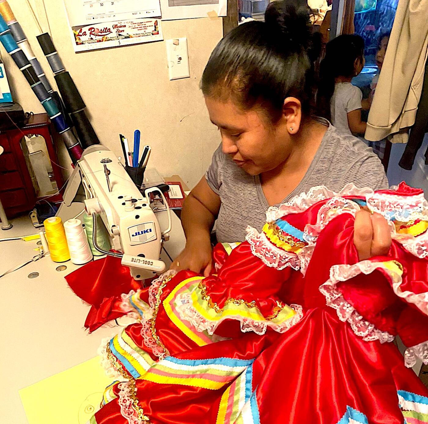 "Shaky Hands: Tejiendo un Futuro de Colores y Texturas para la Comunidad Latina"
