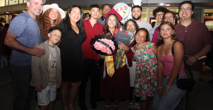 <strong>¡Una Marea de Gorras al Aire en Kohl Center! ¡Cuatro Colegios de Madison celebran su Graduación!</strong>