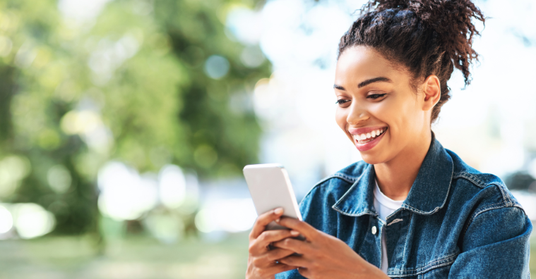 “Una Mano en Tu Bolsillo”: Cómo una App en Español Está Rompiendo Barreras y Conectando Familias Latinas con Ayuda Vital