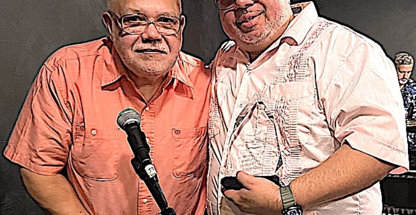 Músico Carmelo Saez Reconocido por 18 Años de Dirección Musical en Grupo Candela