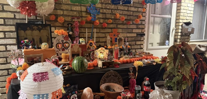 <strong>Un Vibrante Altar del Día de los Muertos Florece en el Oeste de Madison</strong>