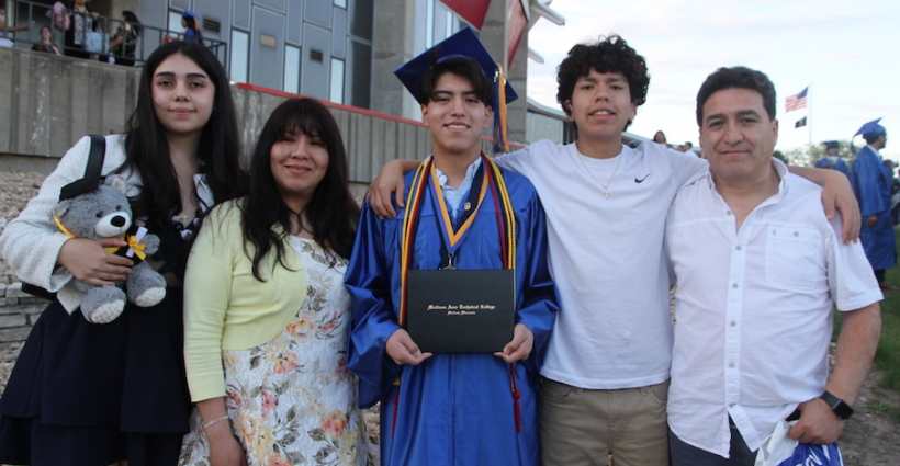 <strong>Más de 2,400 estudiantes celebran su graduación en Madison College: joven latina de 16 años impacta como oradora oficial</strong>