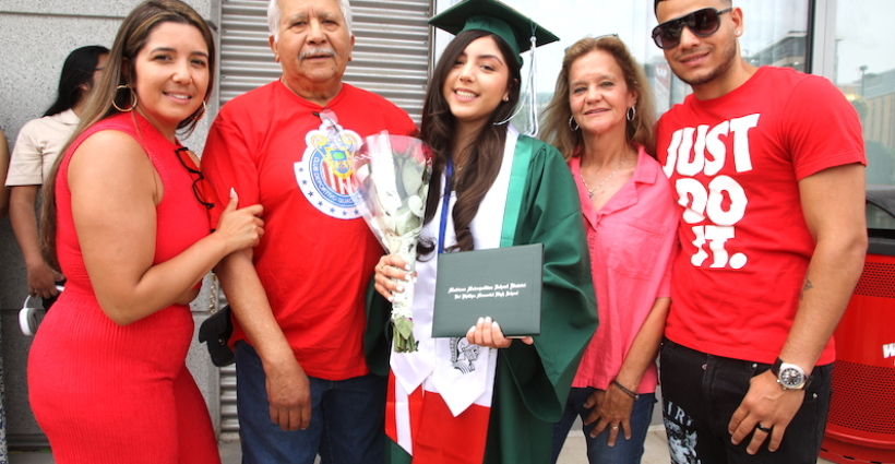<strong>¡Orgullo y Futuro! Más de 670 estudiantes de Vel Phillips Memorial High School celebran su graduación en el Kohl Center</strong>