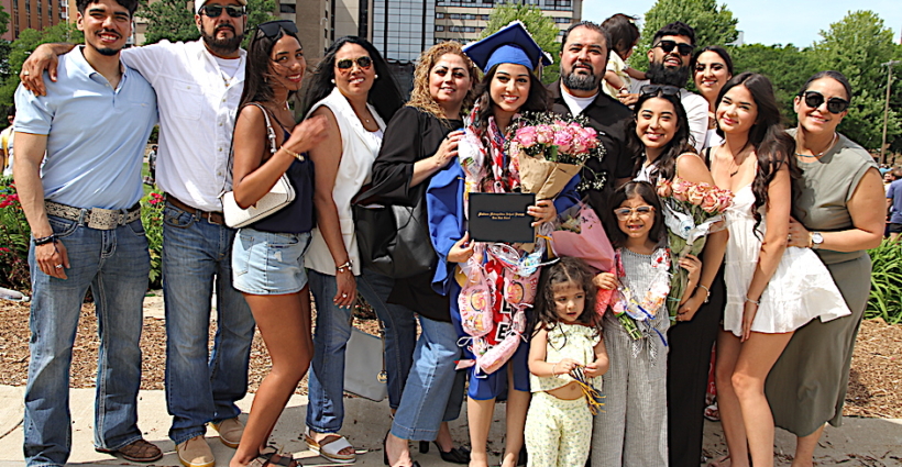 <strong>¡Orgullo y Futuro! Más de 420 estudiantes de West High School celebran su Noventa y seis graduación en el Kohl Center</strong>
