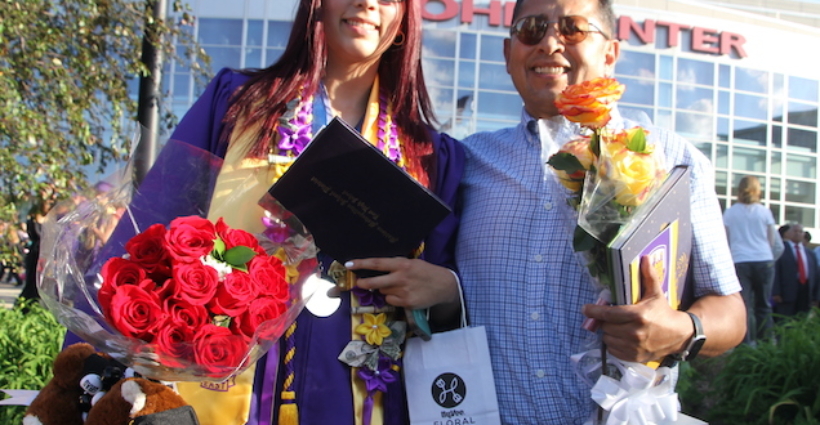 <strong>¡Orgullo y Futuro! Más de 385 estudiantes de East High School celebran su graduación en el Kohl Center</strong>