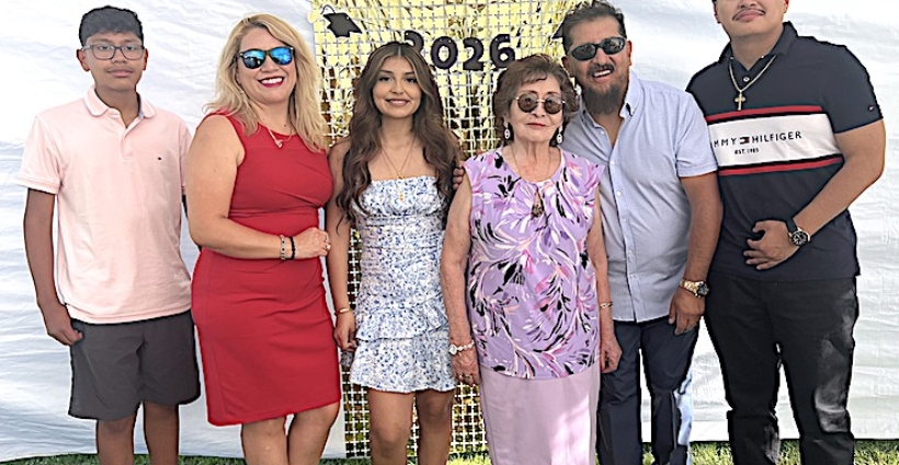 <strong>Stephanie Segura celebra su graduación con una emotiva fiesta familiar en Windsor, Wisconsin</strong>